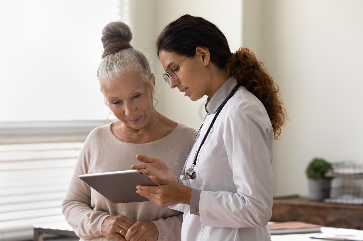 Die Verwendung einer inklusiven Sprache gegenüber Ihren Patienten kann zu einer besseren Versorgung und besseren Ergebnissen führen.